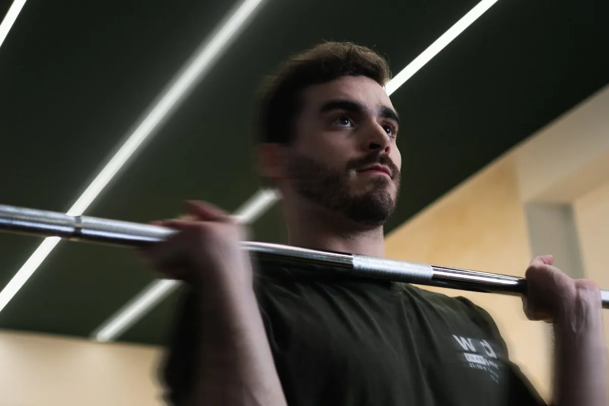 Persona entrenando con foco y determinación