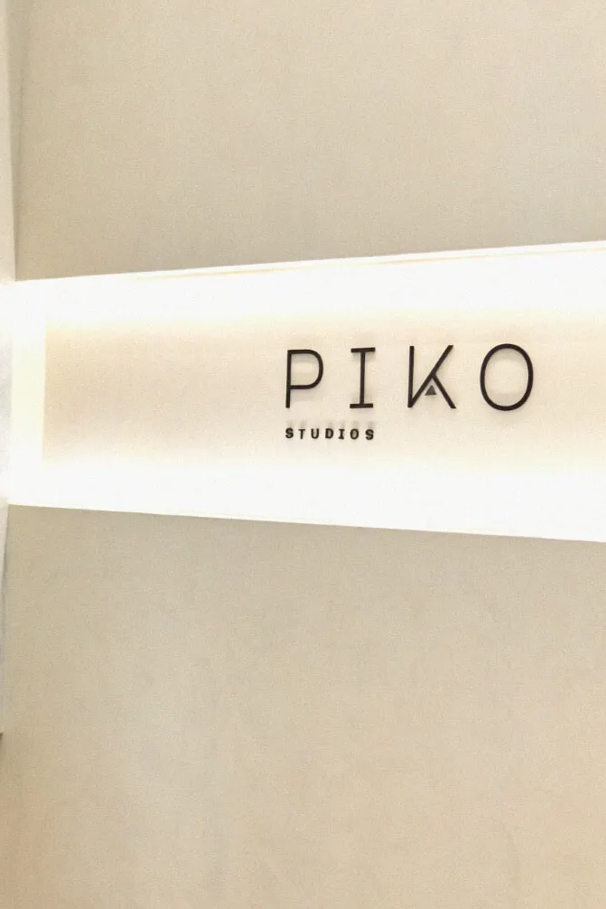 Alumno sonriendo en el estudio Alonso Cano